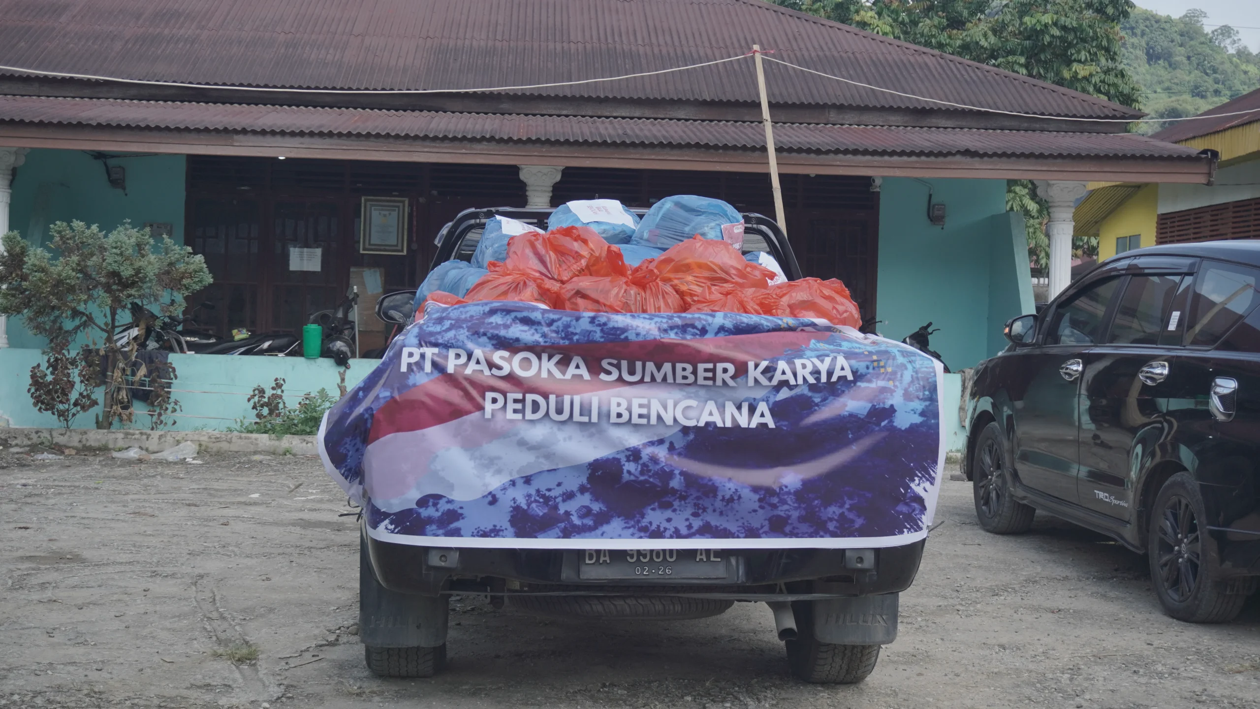 Satukan Langkah untuk Pulih: Aksi Cepat PT Pasoka Sumber Karya Bantu Warga Terdampak di Kampung Batu Busuk